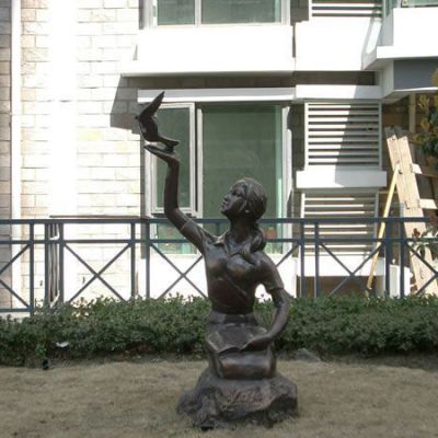 放飞鸽子雕塑 学生人物铜雕塑